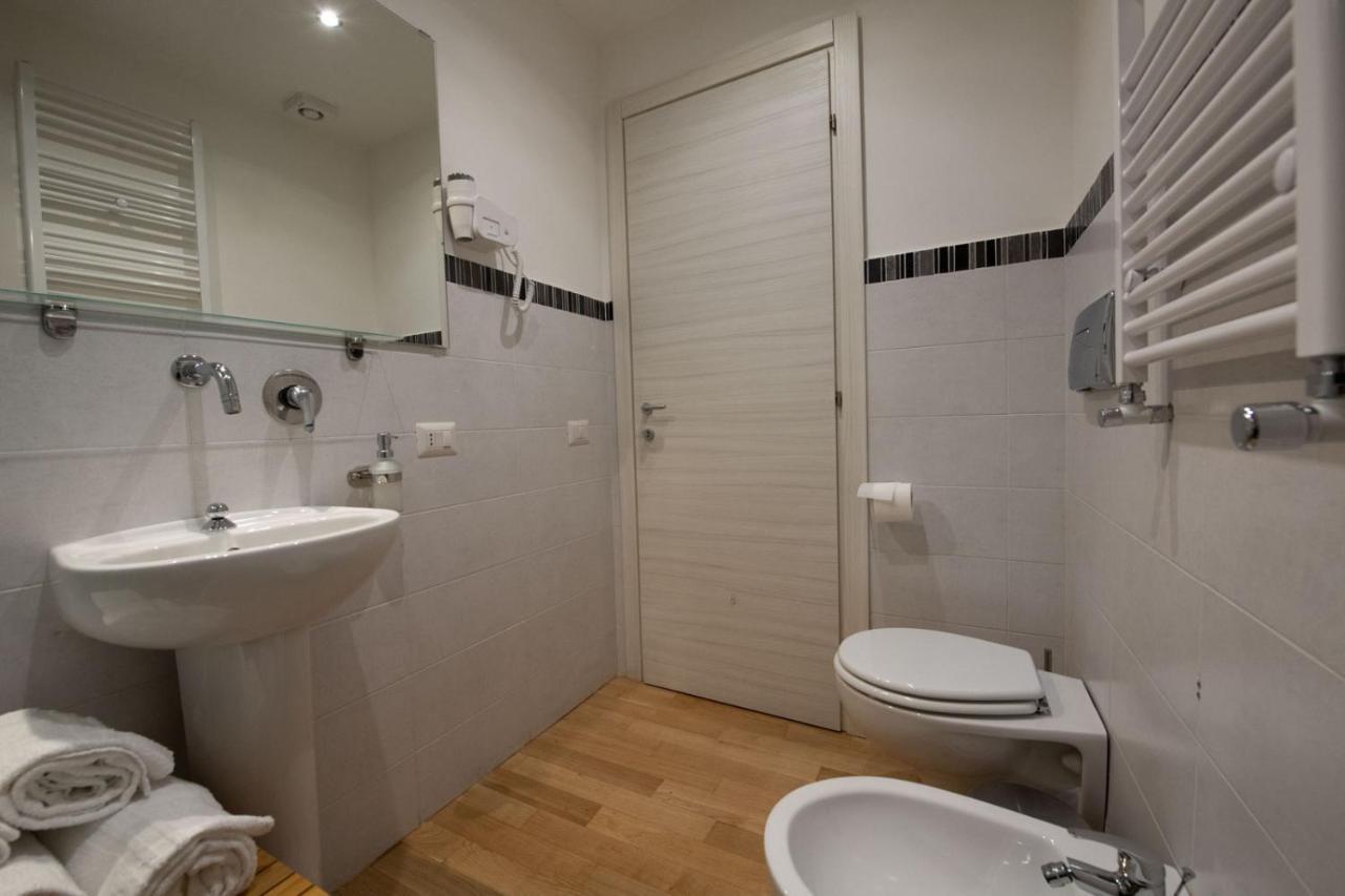 Domus Castroni Germanico Bed & Breakfast Rome Bagian luar foto