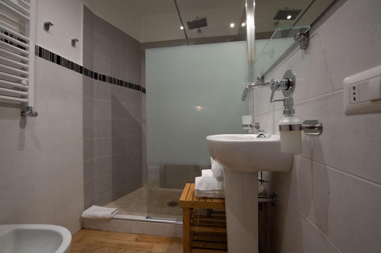 Domus Castroni Germanico Bed & Breakfast Rome Bagian luar foto