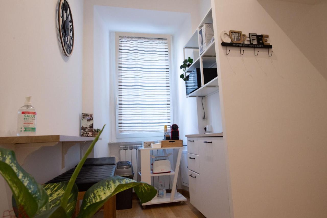 Domus Castroni Germanico Bed & Breakfast Rome Bagian luar foto