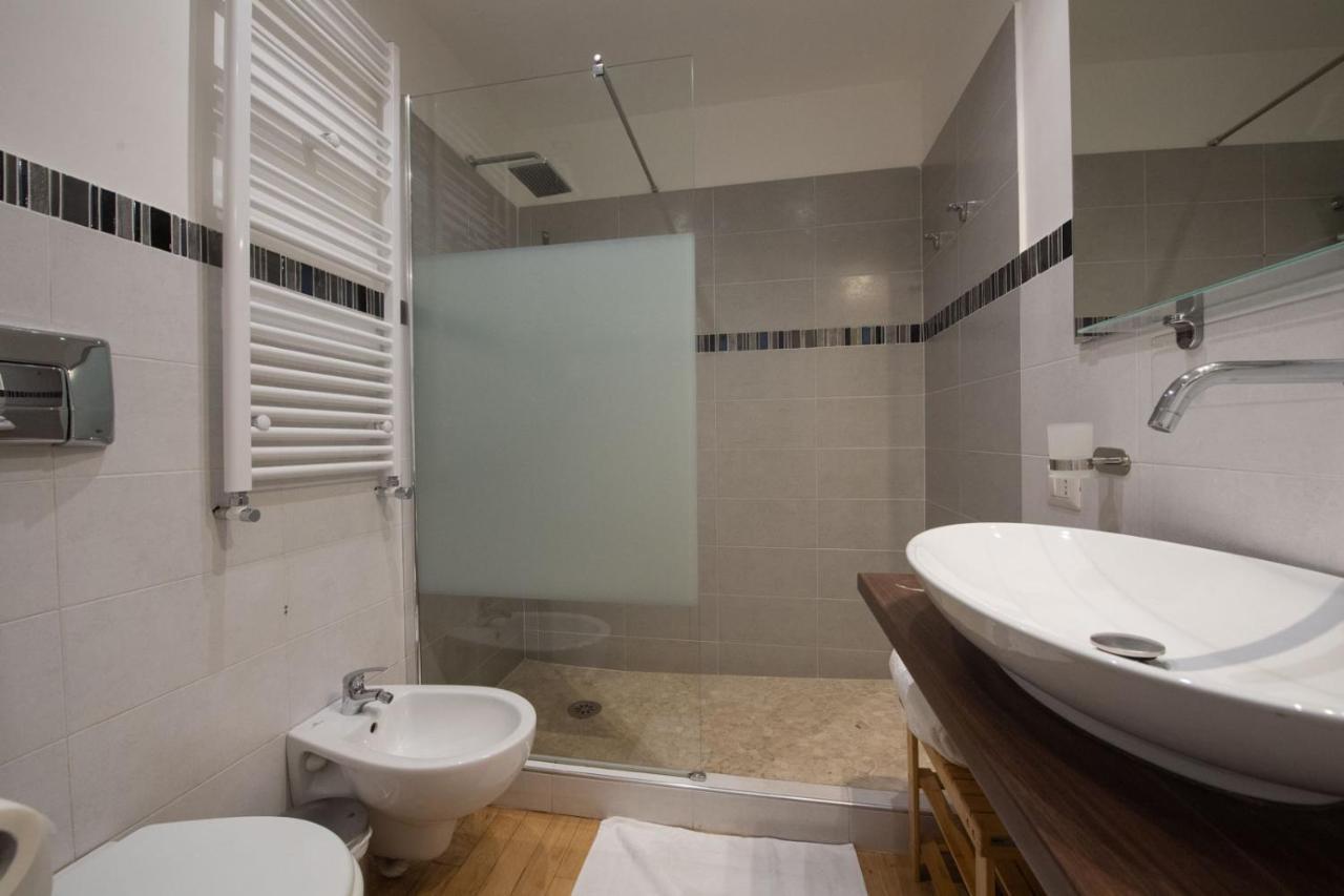 Domus Castroni Germanico Bed & Breakfast Rome Bagian luar foto