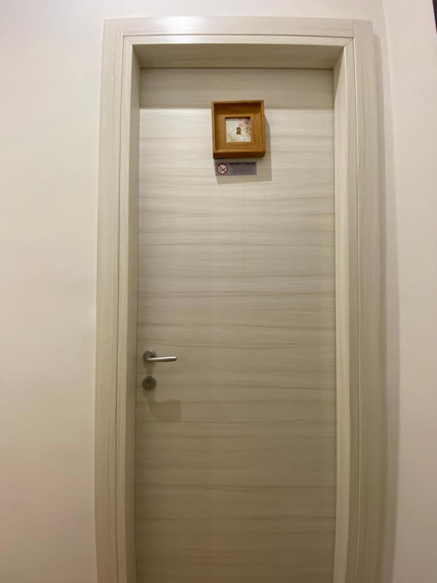 Domus Castroni Germanico Bed & Breakfast Rome Bagian luar foto